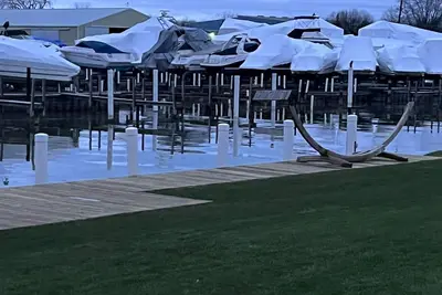 Image de 37 foot camper on the water with a Boat Slip available