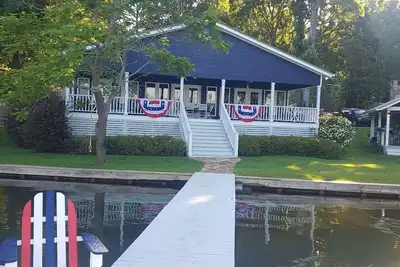 Image de Peaceful lake house with private boat ramp and 2 docks