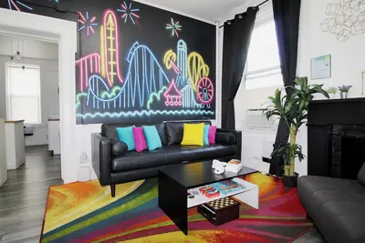 Image de Coaster Heaven ~ Mins to Cp & Sf ~ King/Wd/Pet Ok/Kids Friendly/Largest Mural
