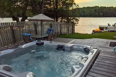 Image de Beautiful Lakefront Cottage with Hot Tub