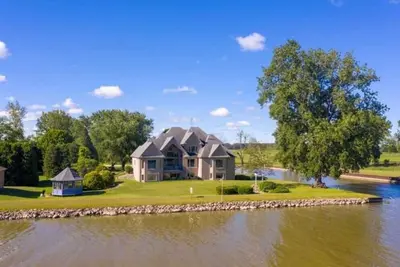 Image de Magnificent 7 Bedroom 6 bath Villa on the lake