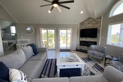 Oceanside Duck Beach Home, 5 minute walk to Beach & Shops