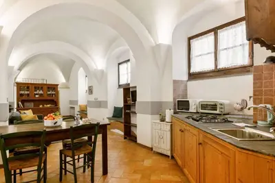 Image de Cozy open-space loft of 50 square meters, able to comfortably accommodate up to 4 people, located on the first floor without lift of a Florentine period building in good condition. The property is located a few steps from the Central Market, in an extrem