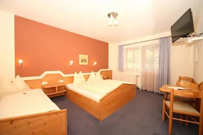 Image de Four-bed room with bath, Wc - B&B - Golf- und Skipension Krug