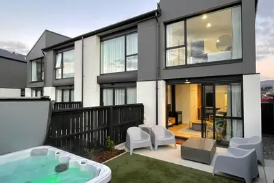 Image de Riverside Lodge - Luxury Two Bedroom With Hot Tub