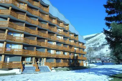 Image de 50m du centre station, Rez-de-chaussée, vue pistes de ski, balcon, parking, télévision, casier à ski