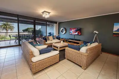 Image de 'Beach2Anchor' -Central Beachfront 5 bedroom Condo with Jacuzzi