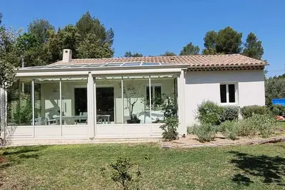Image de Jolie maison indépendante et récente dans un jardin avec piscine.