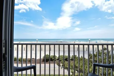 Image de Watch The Dolphins From Spacious Oceanfront Condo!