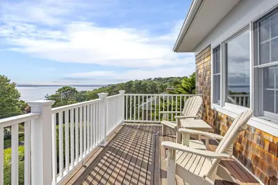 Image de Beautiful Southampton Home with breathtaking waterfront views, front porch, . . .