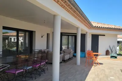 Image de large pool and jacuzzi villa