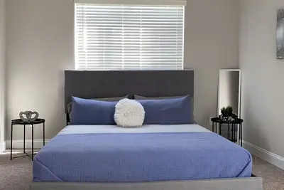 Image de Cozy and Quiet Gem Near Perimeter Mall