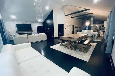 Image de Elegant Nw Atlanta Oasis, 2 Kitchens, Sauna, Billiards, Patio, Sundeck & Yard!