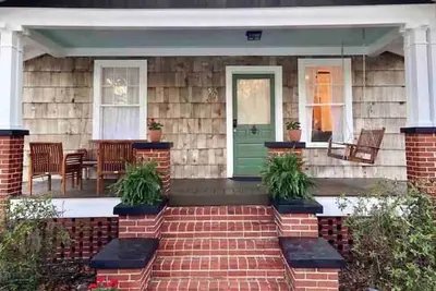 Image de Downtown Cottage. Bright Newly Renovated 1920's home!