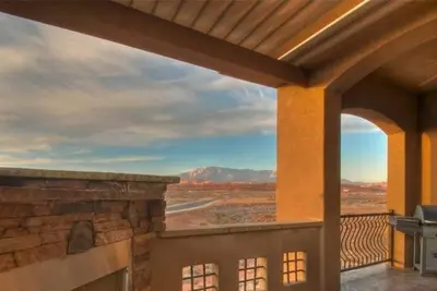 Image de Red Cliff Sunset Views | 3-Bed Third-Floor Retreat