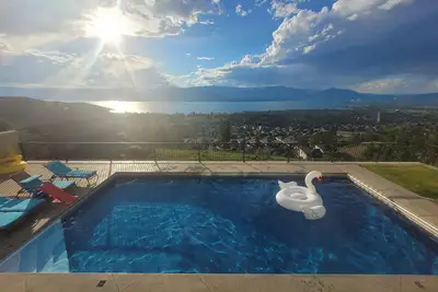 Image de Luxurious Villa/Panoramic Lake view/ Heated Salt Pool