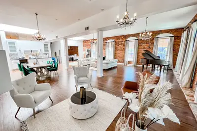 Image de Beautiful loft in the Heart of Downtown Pensacola!