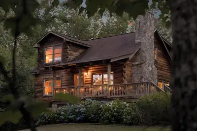 Image de Shenandoah Log Cabin *Hot Tub* *Indoor Fireplace*
