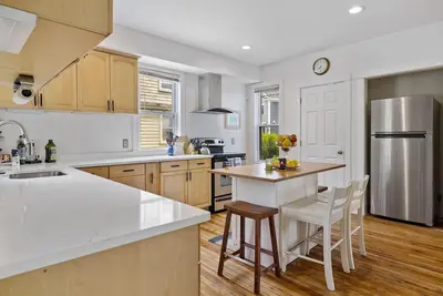 Image de Amazing remodeled house that sleeps 11! Walk to downtown Portsmouth and park 8+