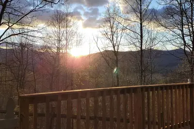 Image de Cozy Pet Friendly Mountain Log Cabin in the Smokies with Deck and fire pit.