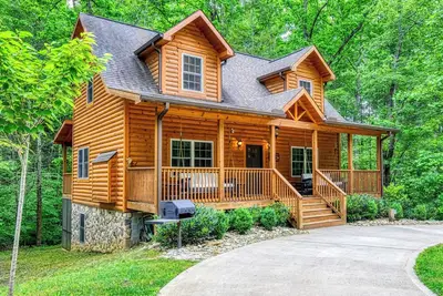 Image de Free Tickets-Hidden Cove – 3-Level Cabin-Firepit, Hot Tub-Game Room--Ev Charger