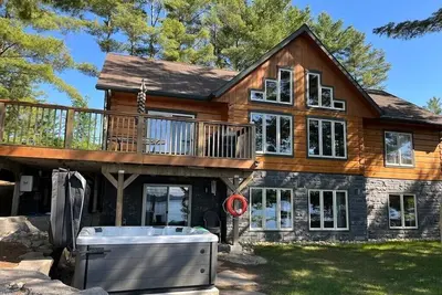 Image de 200 ft Private Muskoka waterfront custom log home with Hot Tub! !