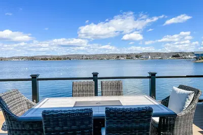Image de Charming Waterfront Oasis Minutes from Newport with hot tub!