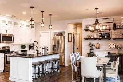 Central Luxury Mountain Oasis with Two Pools and Jacuzzis