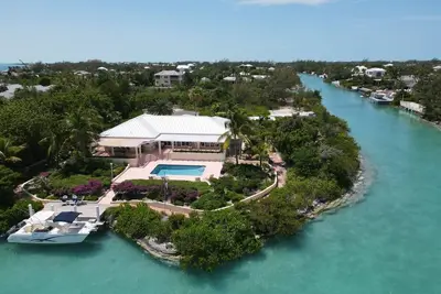 Image de Luxury Water Front Villa with Housekeeping