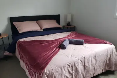 Image de Downtown Charming Walkabout  2brm apt--Pets Welcome-sleeps 8