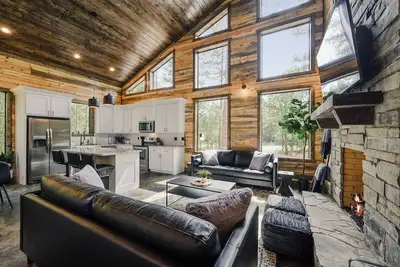 Image de Luna Wolf Lodge- luxury cabin with hot tub, playset, 3 master suites & loft