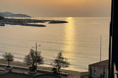 Image de Le Lavandou  T2 Cabine pour 4 personnes, vue mer, les pieds dans l'eau