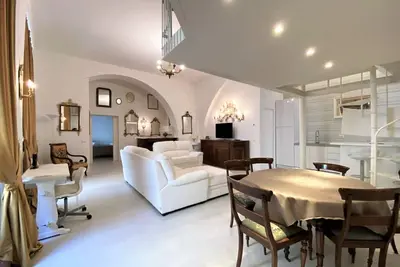 Image de White House Stalloreggi-near the Cathedral.