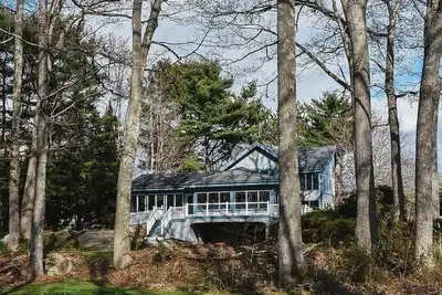 Image de 5+ bedroom Midcentury Damariscotta River home