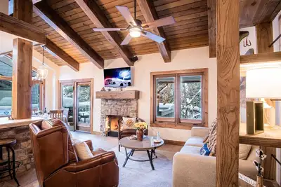 Sun Valley #154 Designer Condo - Perfect Location - Walk to lifts - Walk to Restaurants