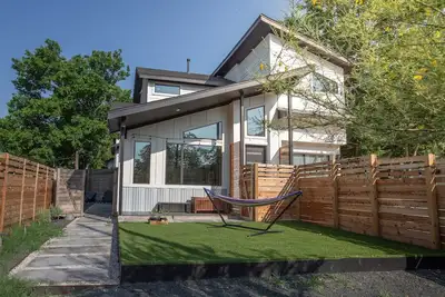 Image de Contemporary Central Austin House w/ Tesla Charger and Outdoor Grill