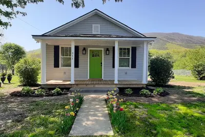 Image de Getaway and relax! Enjoy the James River with mountain views!