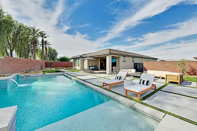 Luxurious private oasis with pool, spa, firepit lounge & on-site restaurant