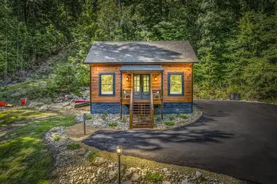 Image de Perfect cozy cabin to enjoy the Smokies and \" Winterfest! \" The \"Island\"  5 miles