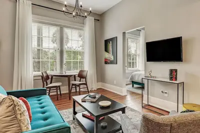 Image de Walk Everywhere, King Bed, Heated Pool Access