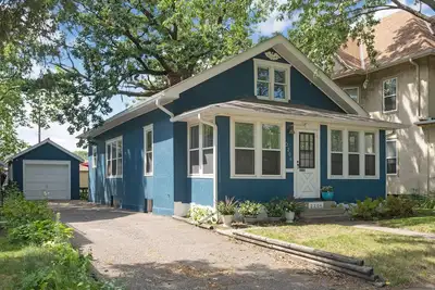 Image de Cozy Blue House in the hub of Ne Minneapolis. A home away from home