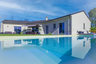 Image de Bungalow avec Piscine à la Campagne