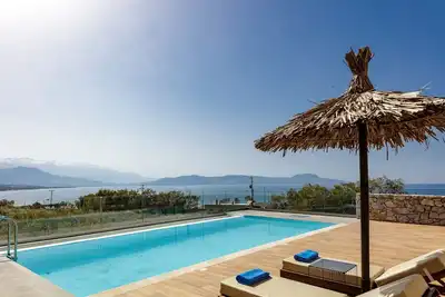 Sunset & sea views, 200m from the beach, ping pong!