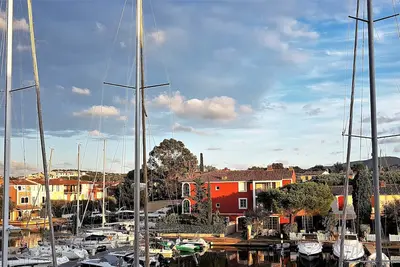 Image de 2 pièces refait à neuf dans la \"Venise Provençale\"