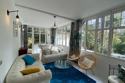 Image de À 350 m de la plage, superbe T3 rénové avec terrasse et jardin, quartier calme, internet inclus