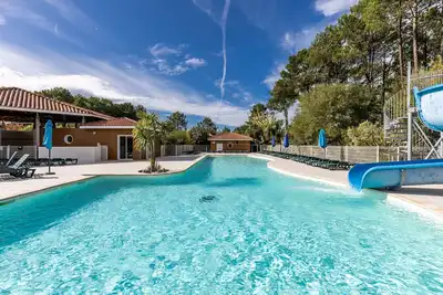 Image de Chalet 'Bois lac de Biscarrosse' avec piscine chauffée, jardin privé & Wi-Fi