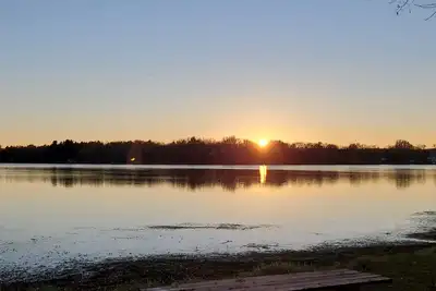 Image de Vintage-style lakeshore cabin - right on Clam Lake with dock, flat lake walkout