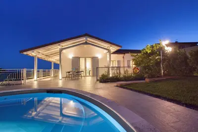 Amore Rentals - Villa Ambretta with Private Swimming Pool, Garden and Barbecue