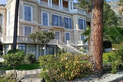 Image de Beau studio de 28 M2 dans villa classée avec piscine et parking gratuit.