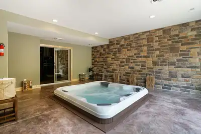 Image de 8 acre private getaway with indoor hot tub and steam sauna